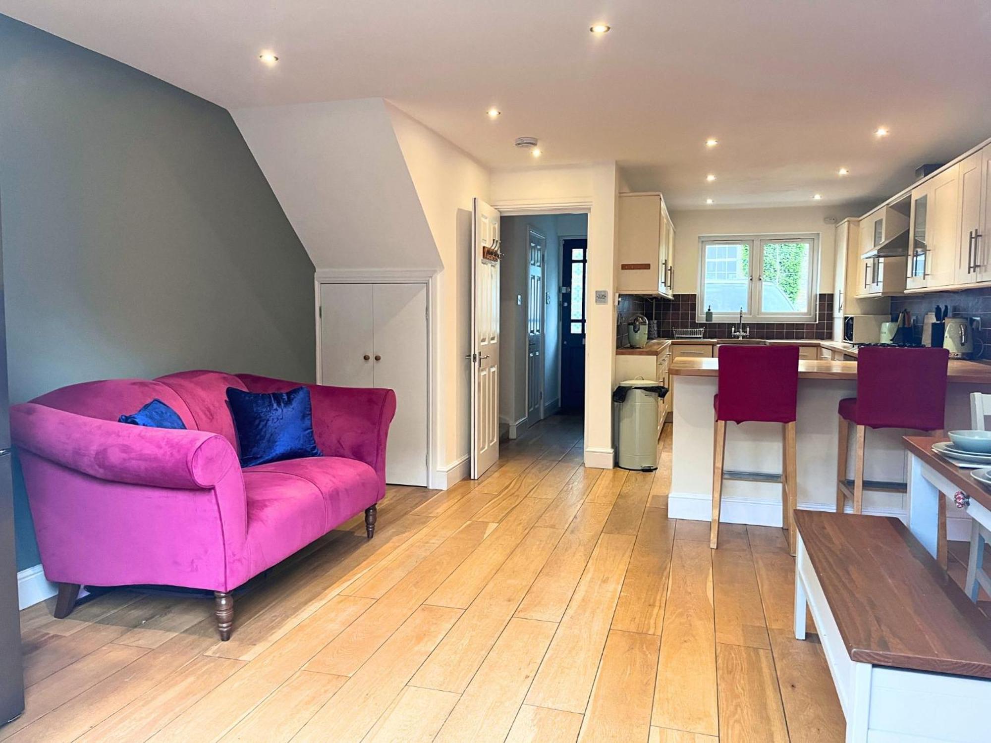 Jekyll'S On Hyde - Spacious Town House - Central Winchester - Free Parking, Sleeps 5 - By Xplus Stays Extérieur photo