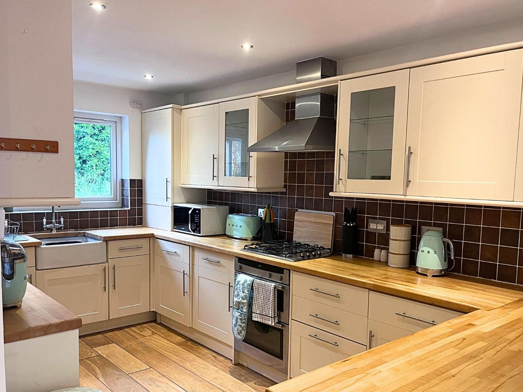 Jekyll'S On Hyde - Spacious Town House - Central Winchester - Free Parking, Sleeps 5 - By Xplus Stays Extérieur photo
