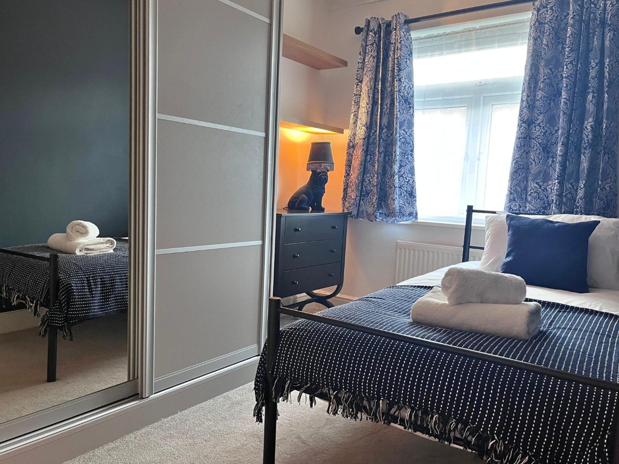 Jekyll'S On Hyde - Spacious Town House - Central Winchester - Free Parking, Sleeps 5 - By Xplus Stays Extérieur photo