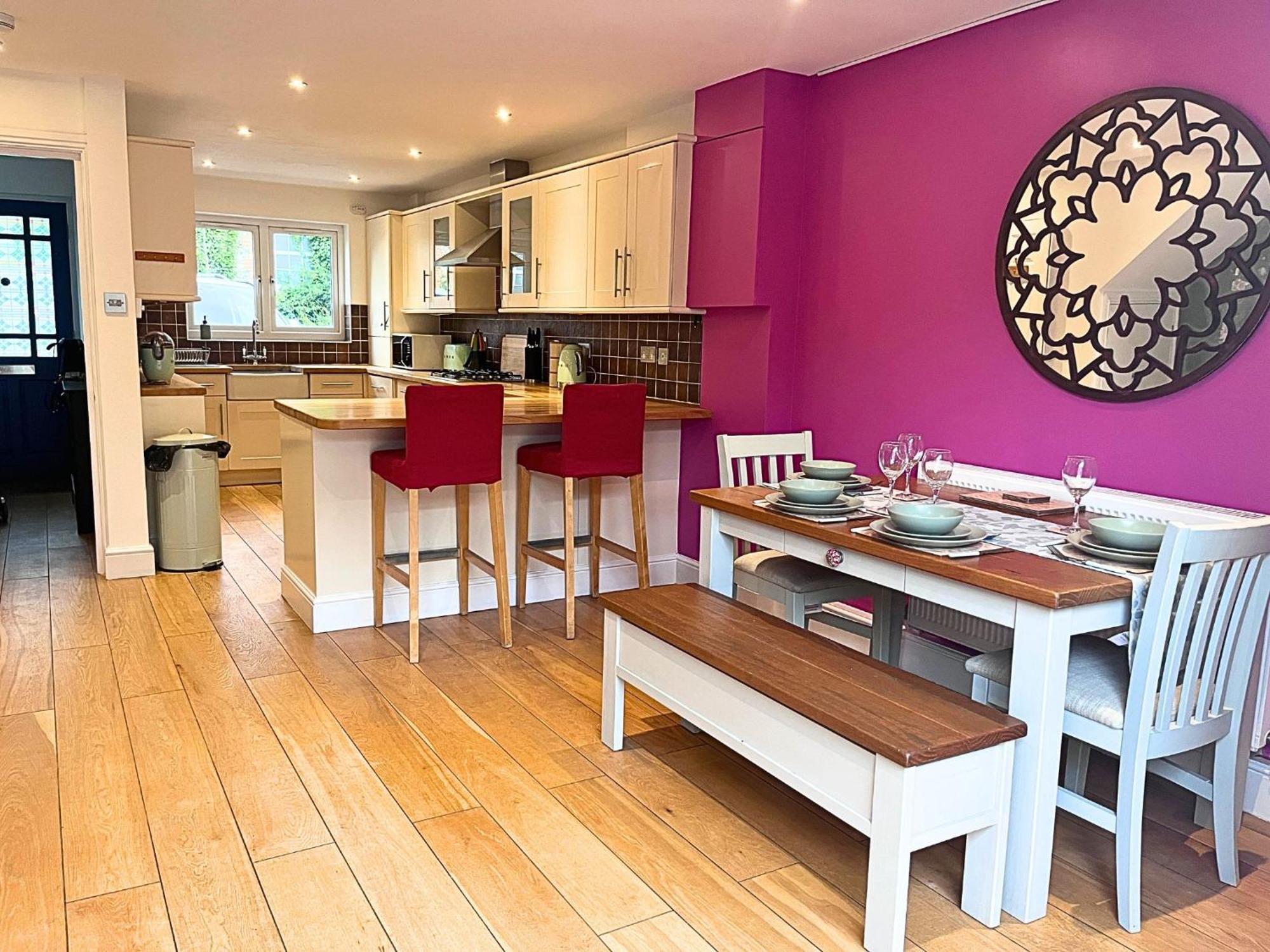 Jekyll'S On Hyde - Spacious Town House - Central Winchester - Free Parking, Sleeps 5 - By Xplus Stays Extérieur photo